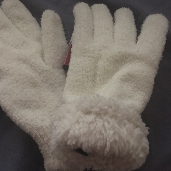 Fuzzy Off-White Gloves - Picture 2 of 3